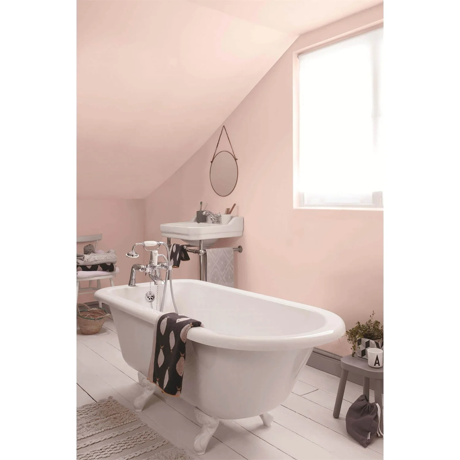 Dulux Easycare Bathroom Blush Pink Soft Sheen Paint - 2.5L 5 Dulux Easycare Bathroom Blush Pink Soft Sheen Paint - 2.5L - Image 5