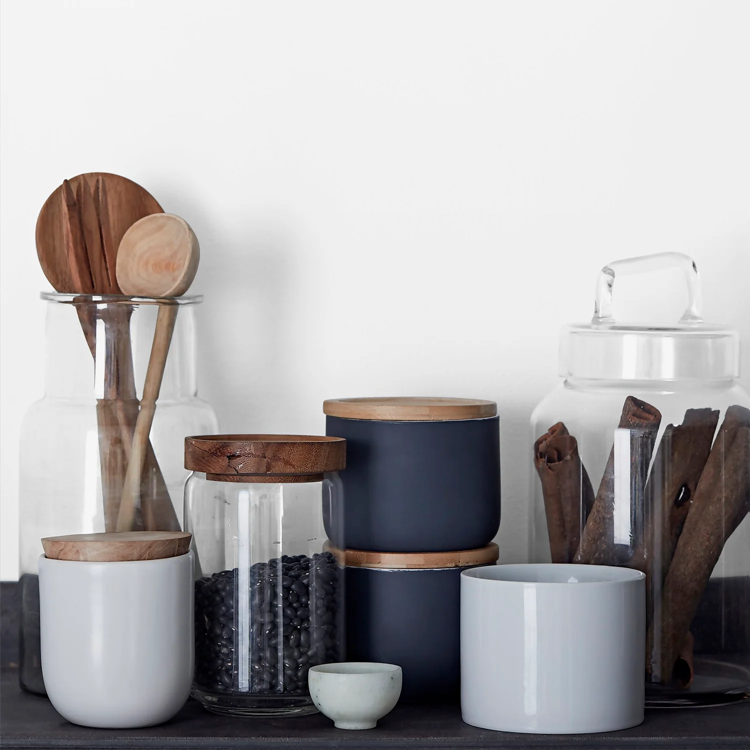 Crown Easyclean Kitchen Paint Brilliant White - 1L 3 Crown Easyclean Kitchen Paint Brilliant White - 1L - Image 3