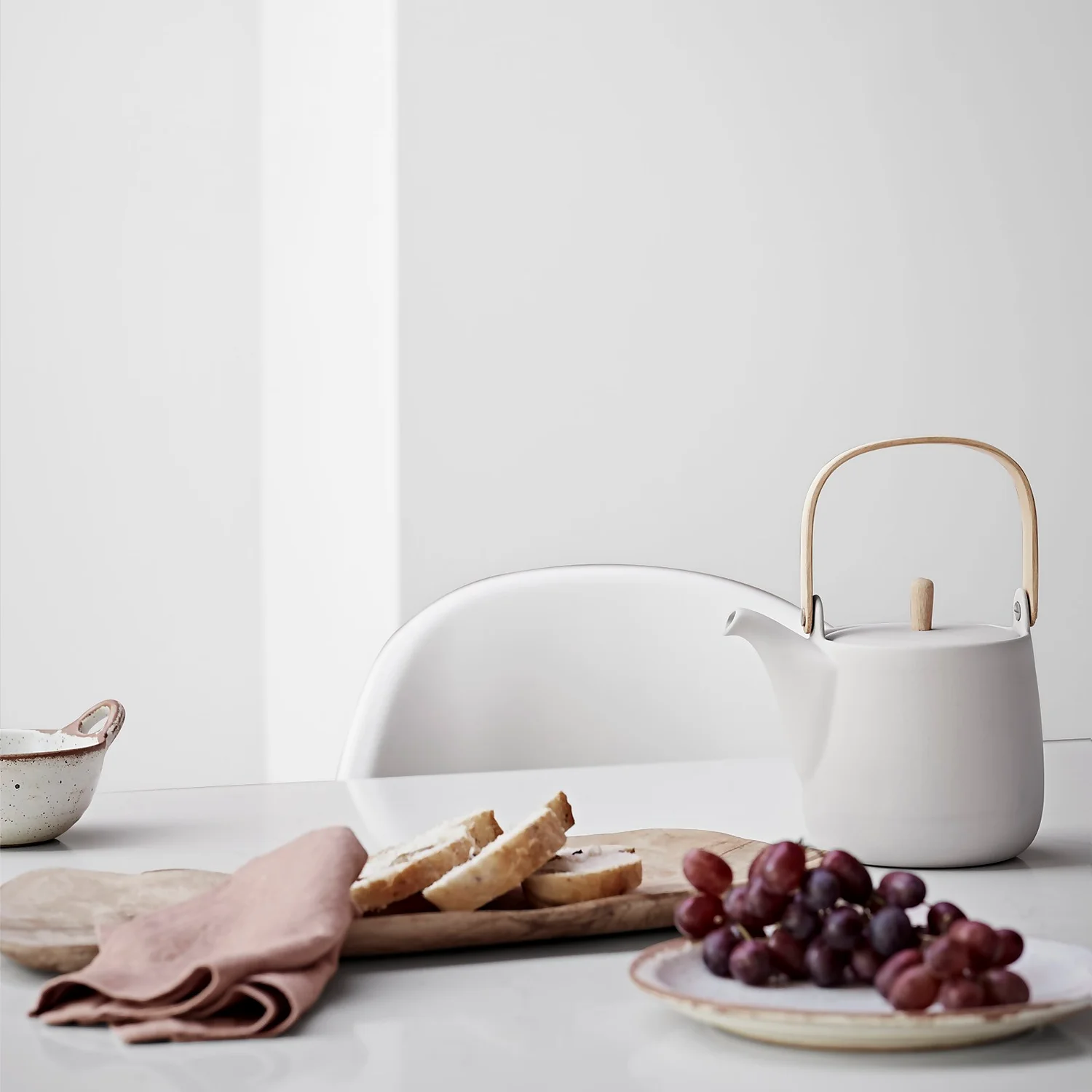 Crown Easyclean Kitchen Paint Brilliant White - 1L 2 Crown Easyclean Kitchen Paint Brilliant White - 1L - Image 2